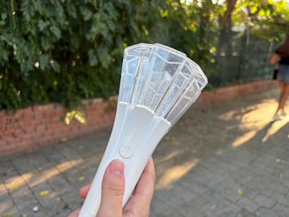 Fan sosteniendo 'lightstick' especial que se utiliza para los conciertos de Wonho.