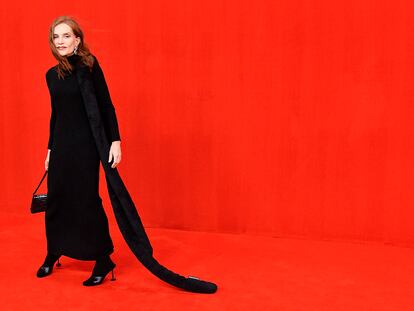 Isabelle Huppert durante el desfile de Balenciaga Spring/Summer 2022.