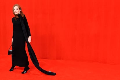 Isabelle Huppert durante el desfile de Balenciaga Spring/Summer 2022.