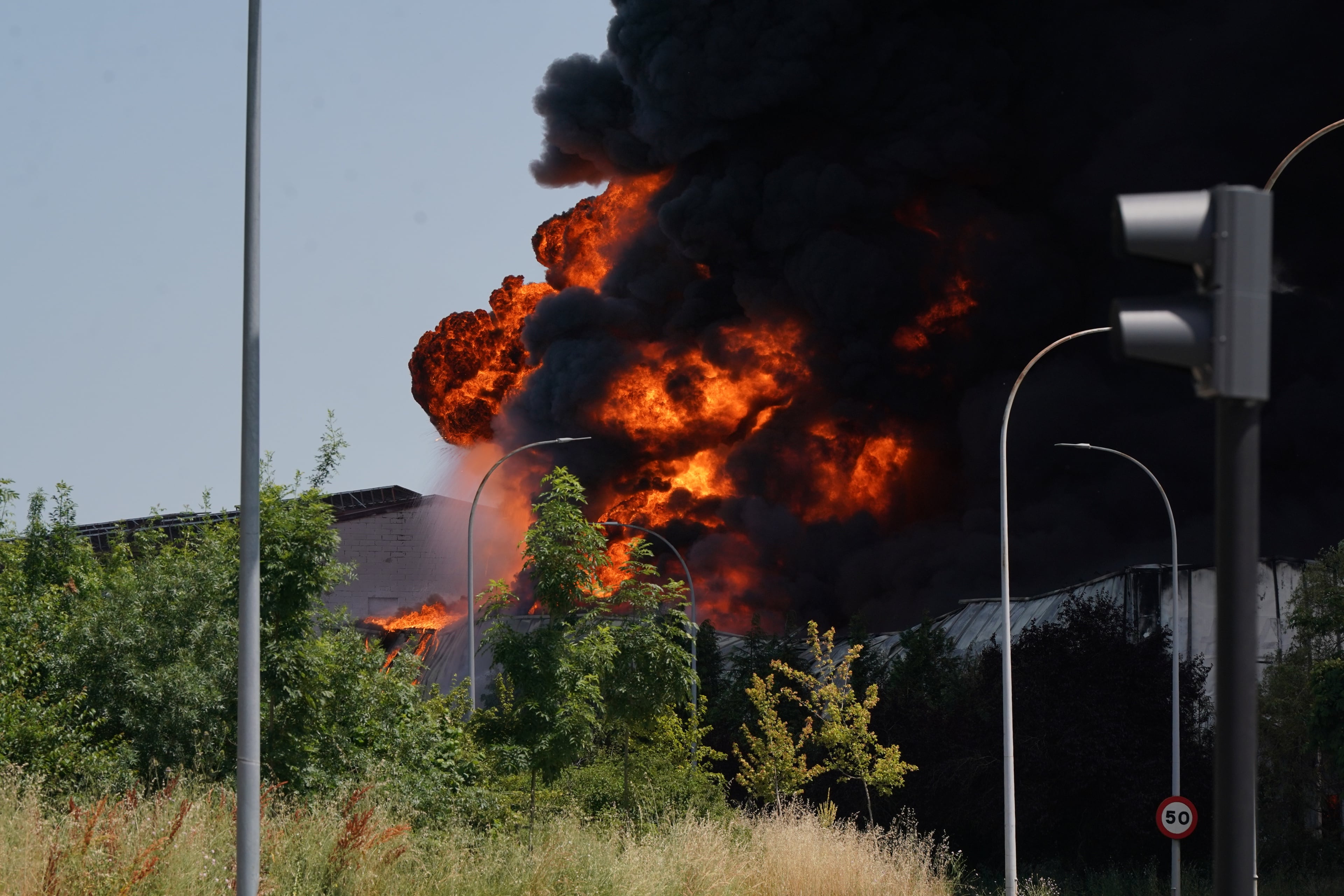 Un incendio en la fábrica de LEA en Vitoria deja “llamas de varios metros”