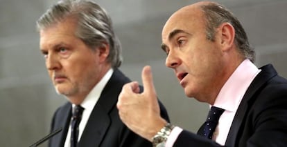 El ministro de Econom&iacute;a, Luis de Guindos, junto al ministro portavoz del Gobierno, &Iacute;&ntilde;igo M&eacute;ndez de Vigo, durante la rueda posterior a la reuni&oacute;n del Consejo de Ministros. 