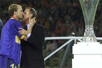 Jordi Cruyff y su padre se besan tras la final de la Copa de la UEFA de 1998.