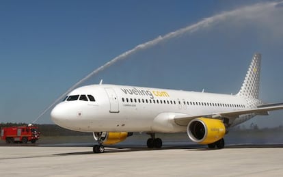 La pirmera llegada de un avi&oacute;n de Vueling a Santiado de Compostela.