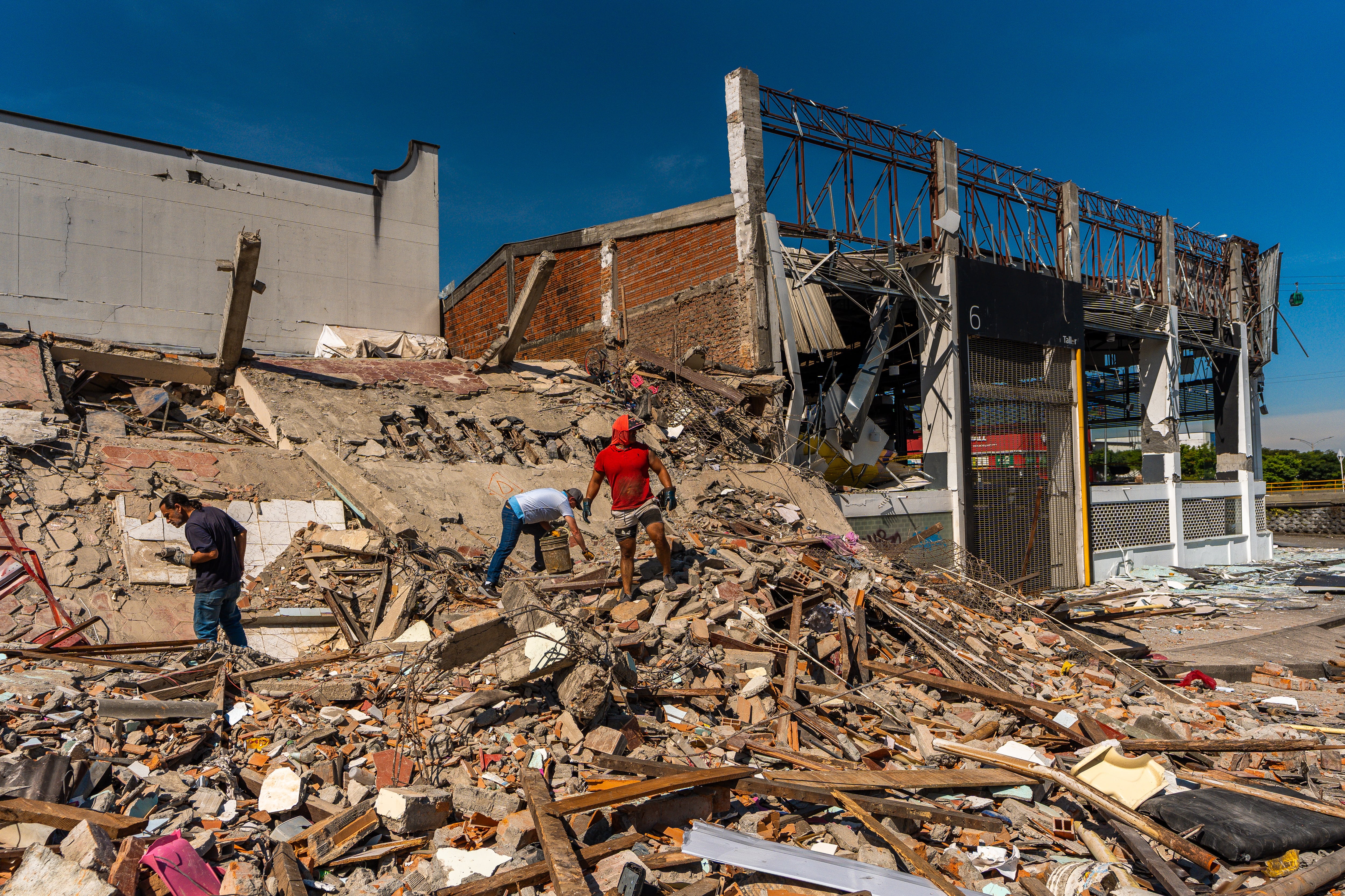 Calles afectadas por el terremoto en Pereira, (Colombia), el 11 de agosto.