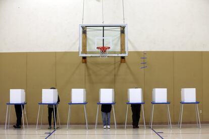 Un gimansio sirve de centro electoral en Albany, Nueva York .