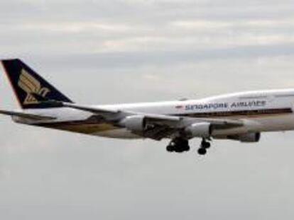 Un avión de Singapore Airlines antes de aterrizar en el aeropuerto de Fráncfort (Alemania). EFE/Archivo