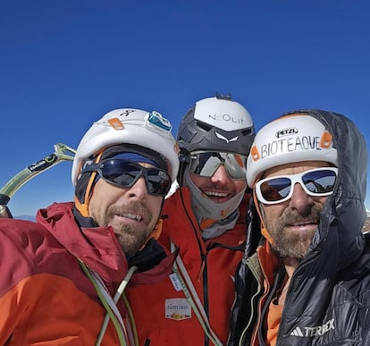 De izquierda a derecha, Arnold, Gietl y Huber antes de iniciar su descenso del Jirishanca.