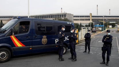 Policía Nacional a las puertas de la factoría Alu Ibérica en A Coruña, antigua planta de Alcoa, donde varios agentes permanecen en el interior de las instalaciones. 