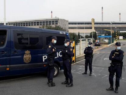 Policía Nacional a las puertas de la factoría Alu Ibérica en A Coruña, antigua planta de Alcoa, donde varios agentes permanecen en el interior de las instalaciones. 