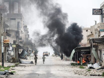 La ciudad siria de Tayyibat al-Imam bajo bombardeos.