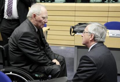 El ministro alemán de Finanzas, Wolfgang Schäuble, con el presidente del Eurogrupo, Jean-Claude Juncker, hoy en Bruselas.