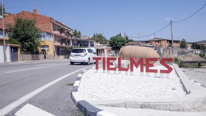 Entrada al municipio de Tielmes (Madrid) un día después de que la Comunidad decretara la suspensión cautelar de la hostelería.