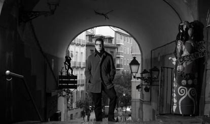 Ben Lerner, autor de &#039;Saliendo de la estaci&oacute;n de Atocha&#039;, en el arco de Cuchilleros.