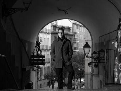 Ben Lerner, autor de 'Saliendo de la estación de Atocha', en el arco de Cuchilleros.