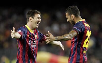 Messi celebra con Dani Alves el 1 a 0