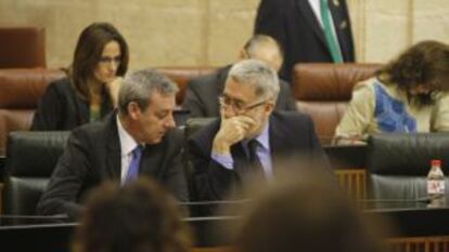 El consejero de Economía, Antonio Ávila, habla con su compañero de Gobierno, el consejero de Educación en la sesión de esta mañana en el Parlamento andaluz.