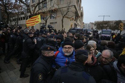 Protestes a les portes del Museu de Sixena.