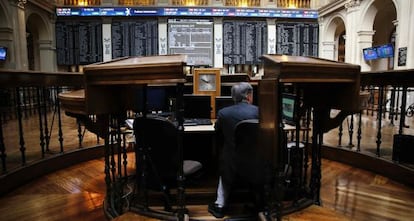 Un inversor sigue en el parqué madrileño la evolución de los índices bursátiles en el parqué de la Bolsa de Madrid.