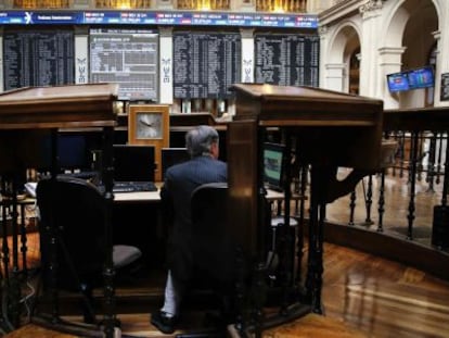 Un inversor segueix l'evolució dels índexs borsaris al parquet de Madrid.