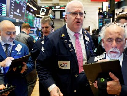 Corredores trabajan en la Bolsa de Nueva York.