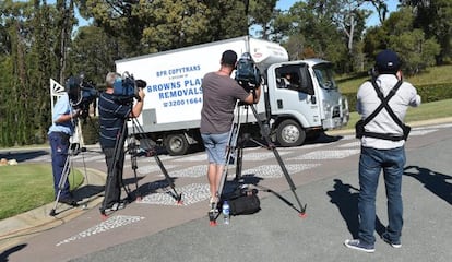 Reporteros ante la residencia del actor estadounidense Johnny Depp en Coomera (Australia).