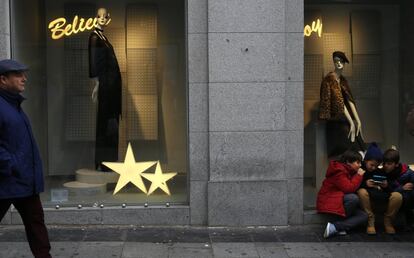 Con el Puente de la Inmaculada muchos españoles han dado por inaugurada la temporada navideña. Las calles comerciales de Madrid, por ejemplo, están a rebosar desde el pasado viernes. En la imagen, tres niños juegan con una consola en el centro de Madrid.