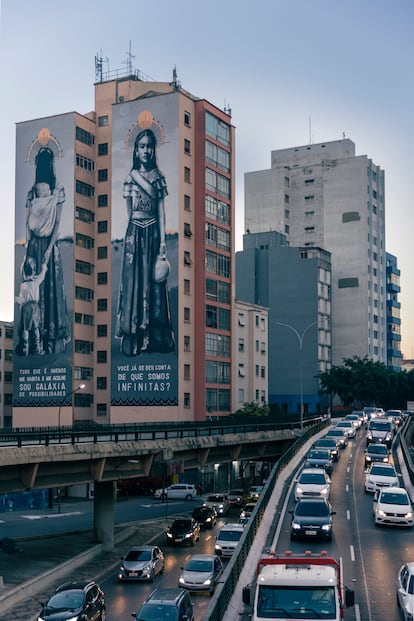 Dos medianeras pintadas por Hanna Lucatelli en un paso elevado que cierra al tráfico los fines de semana. Conocido como Minhocão y flanqueado por enormes murales, es el epicentro del São Paulo galería de arte a cielo abierto.