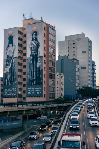 Dois edifícios pintados por Hanna Lucatelli no Minhocão.