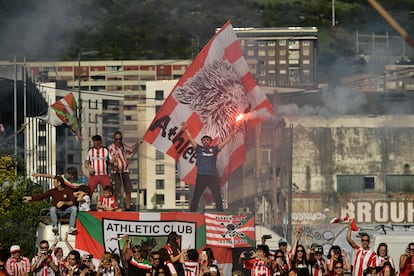 Aficionados del Athletic Club celebran la victoria de la Copa del Rey en una de las orillas de la ría del Nervión.