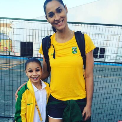 Flávia e a jogadora de vôlei, Jaqueline.