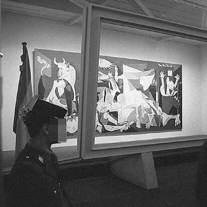 Un guardia civil vigila en 1982 la urna blindada que protege el <i>Guernica,</i> en el Casón del Buen Retiro.