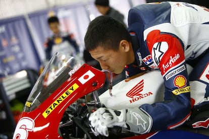 Kaito Toba, de 14 años, comprueba la aerodinámica de su Honda.