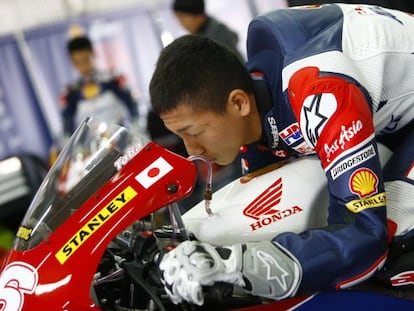 Kaito Toba, de 14 años, comprueba la aerodinámica de su Honda. 