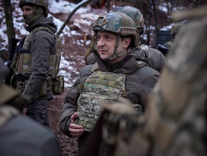 El presidente de Ucrania, Vladimir Zelensky, visitó a las tropas ucranianas en la frontera con rusa el lunes 6 de diciembre