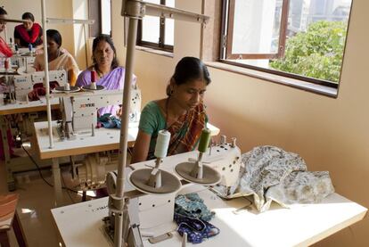 India tiene más de 1.300 millones de habitantes; el 48% son mujeres y, sin embargo, ellas apenas representan el 28% de la fuerza laboral. En cuanto a la Brecha Global de Género, el país se encuentra en la posición 108 de 149 naciones. <p> En Bombay (India), la organización de Comercio Justo Creative Handicrafts da trabajo a 270 mujeres en seis talleres de confección. Cuando hay pedidos grandes, la cooperativa contrata a unas 400 personas más. La mayoría de las empleadas procede de grupos sociales muy desfavorecidos: mujeres solas, separadas o víctimas de violencia de género, de barrios especialmente pobres, con pocos estudios o sin cualificación. Los primeros meses reciben formación y posteriormente, con su oficio, obtienen un salario digno, mayor que la media en la industria convencional de moda, y una estabilidad laboral y económica. </p>