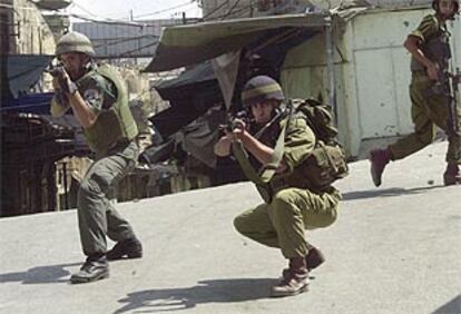 Soldados israelíes, durante un tiroteo en Hebron.