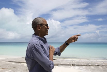 El presidente Barack Obama habla a los medios en la playa Turtle Beach, durante un tour en la reserva natural de Papahānaumokuākea, en las Islas Midway (Hawái).
