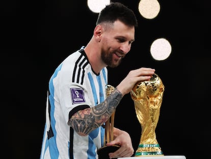 Leo Messi acaricia la Copa del Mundo que Argentina conquistó en el último Mundial celebrado en Qatar.