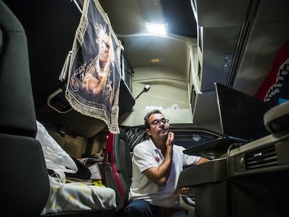 Lázaro Bermejo, camionero murciano de la empresa Hermanos Fuentes, de noche, viendo una serie en su portátil, en una estación de servicio en Huntingdon, Reino Unido, donde va a descargar el camión lleno de uvas, el 14 de octubre de 2021.