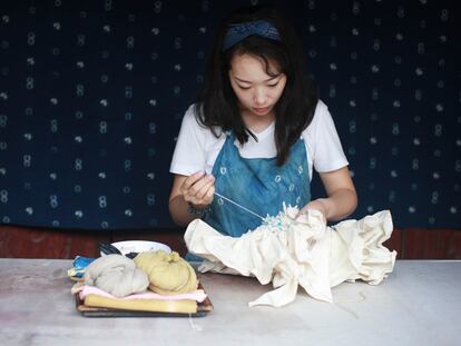 La artista china Lin Fanglu, ganadora del Craft Prize 2021, trabaja en su obra 'SHE'.