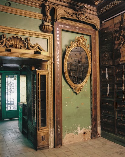 En el paso que comunica las dos estancias principales, las paredes aún conservan el "verde veneciano" original.