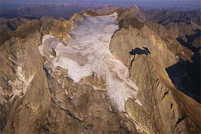 La cima del glaciar de Ossoue, en el macizo francs del Vignemale. Las cuevas horadadas por el conde Russell sirven de refugio.