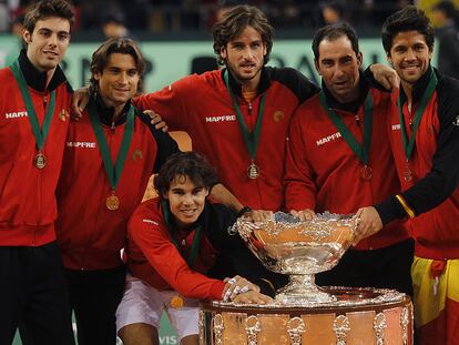 Marcel Granollers, David Ferrer, Rafael Nadal, Feliciano López, Albert Costa y Fernando Verdasco, con la Ensaladera.
