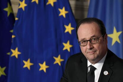 El presidente francés, François Hollande, firma la Declaración de Roma.