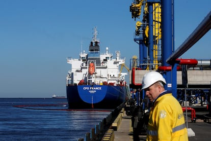 Bombeo de petróleo a un tanque en el puerto ruso de Ust-Luga.