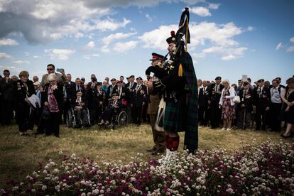 Un soldado británico toca las gaitas en Arromanches, Normandía, durante la inauguración de un jardín como parte de las conmemoraciones del Día D.