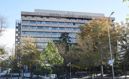 El hotel Villa Magna, en el paseo de la Castellana de Madrid, este lunes. 