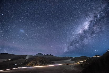 Panorámica nocturna del volcán del Monte Bromo, en Java Oriental (Indonesia).