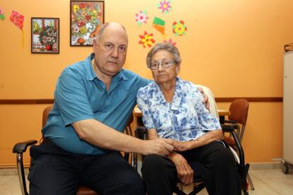 Alfons Garcia y su madre, Nuria, viven pendientes de la ayuda de la Generalitat.