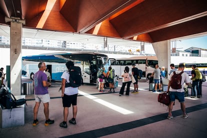 Un grupo de viajeros esperaba el lunes 14 de julio en la dársena de Autobuses de Santiago de Compostela.